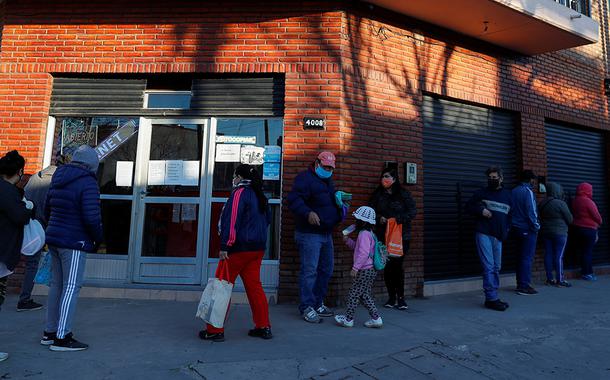 Pessoas fazem fila para receber alimentos em meio à pandemia de Covid-19 em Buenos Aires