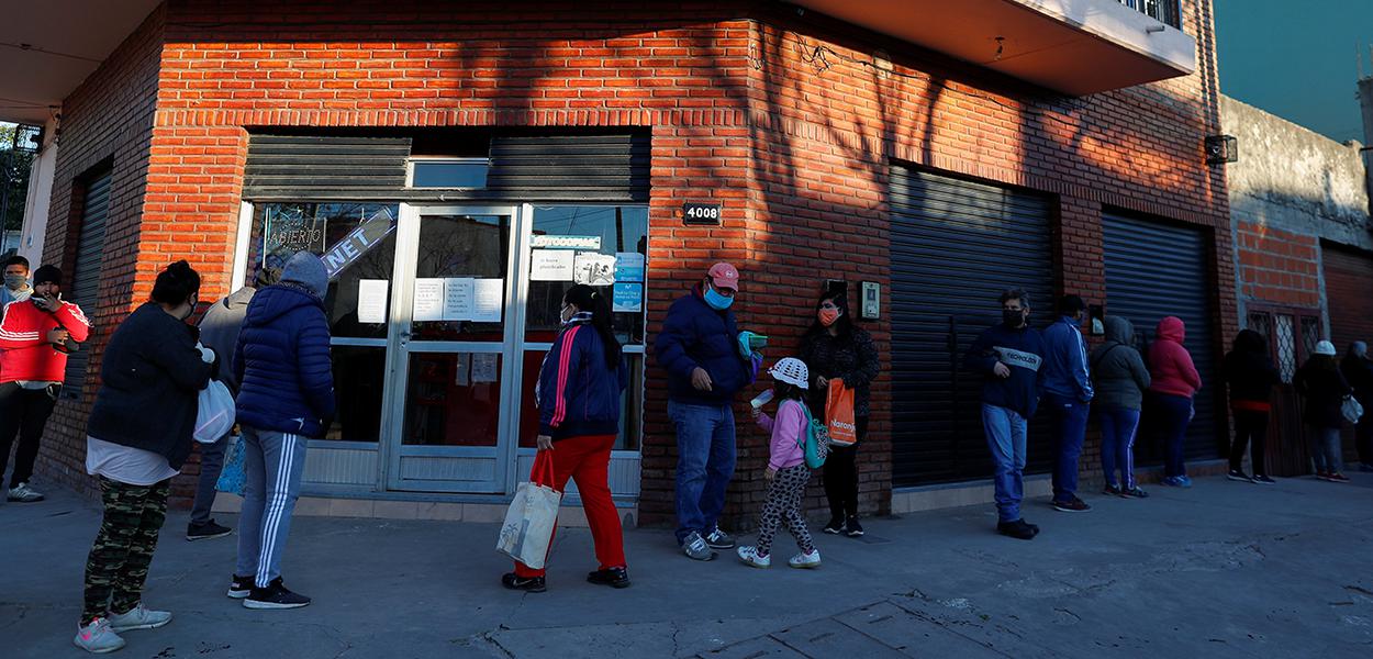 Pessoas fazem fila para receber alimentos em meio à pandemia de Covid-19 em Buenos Aires