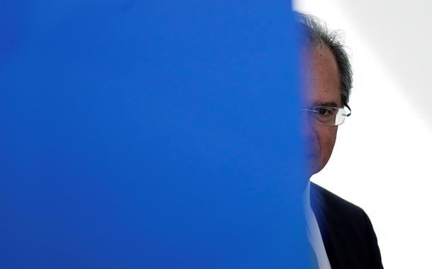 Ministro da Economia, Paulo Guedes, é visto antes de declaração à imprensa para o anúncio de medidas em meio à pandemia de Covid-19, em Brasília 01/04/2020