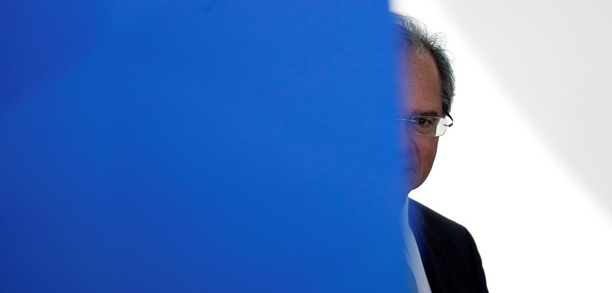 Ministro da Economia, Paulo Guedes, é visto antes de declaração à imprensa para o anúncio de medidas em meio à pandemia de Covid-19, em Brasília 01/04/2020