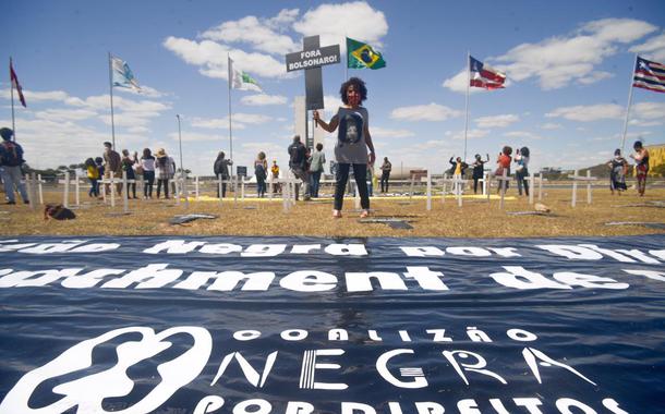 Integrantes da Coalizão Negra por Direitos protestam contra Bolsonaro após protocolar pedido de impeachment