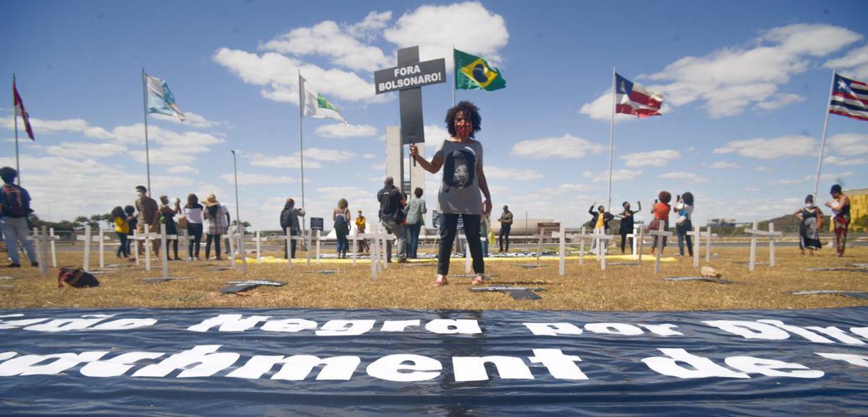 Integrantes da Coalizão Negra por Direitos protestam contra Bolsonaro após protocolar pedido de impeachment