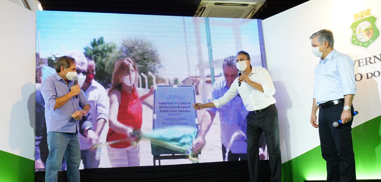 Governador Camilo Santana entrega obras de saneamento básico em várias cidades do estado (Foto: Carlos Gibaja) Governador Camilo Santana entrega obras de saneamento básico em várias cidades do estado
