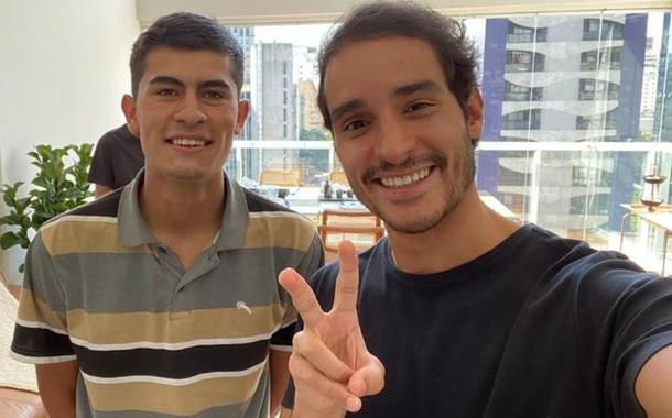 Matheus Pires ao lado de Rapha Avellar