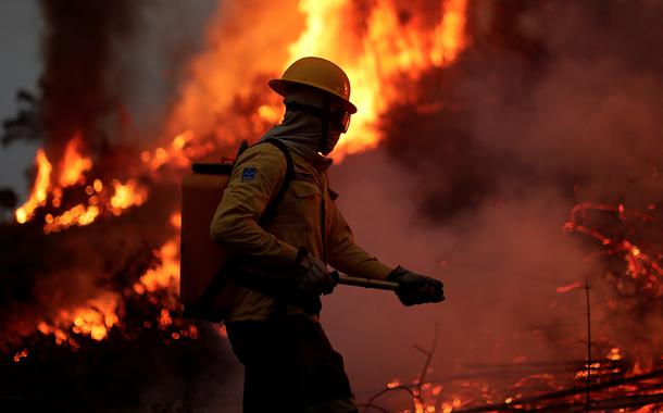 Bombeiro combate foco de incêndio na floresta amazônica, em Apuí (AM) 11/08/2020