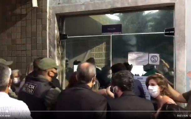 Grupo tenta invadir hospital