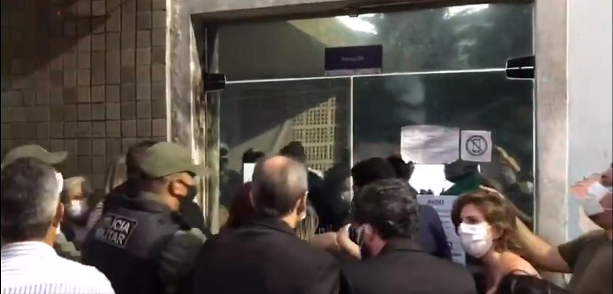 Grupo tenta invadir hospital