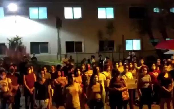 Mulheres expulsam fanáticos do hospital