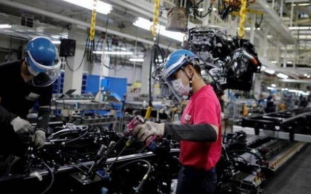 Trabalhadores em fábrica no Japão