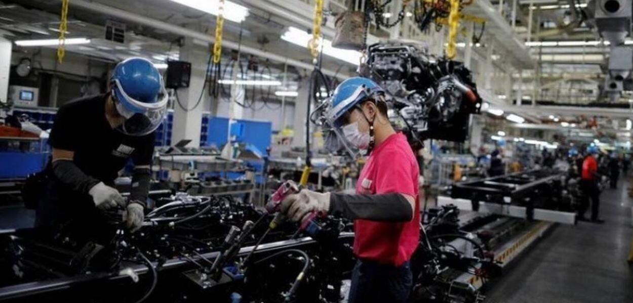 Trabalhadores em fábrica no Japão