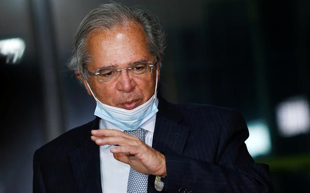 Ministro da Economia, Paulo Guedes, gesticula durante entrevista coletiva 11/08/2020