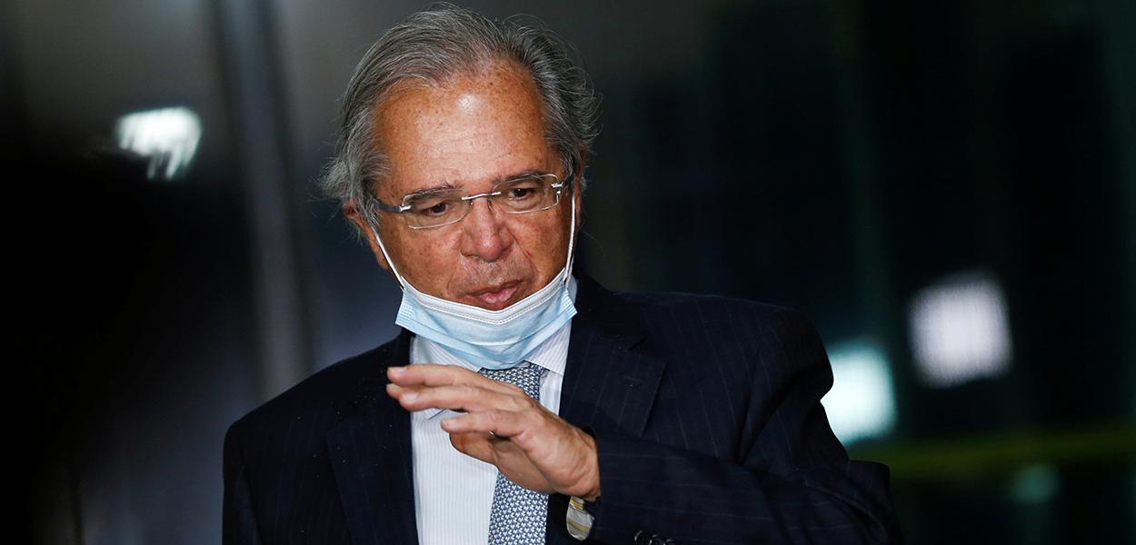 Ministro da Economia, Paulo Guedes, gesticula durante entrevista coletiva 11/08/2020