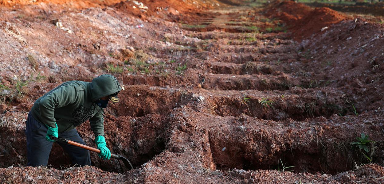 Sepultador com trajes de proteção abre covas no cemitério de Vila Formosa em São Paulo em meio à pandemia de Covid-19 08/08/2020