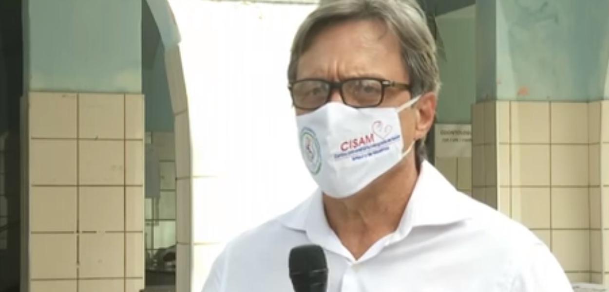 Segundo o médico Olimpio Barbosa, cerca de 50 interrupções de gravidez são feitas por ano no Cisam-UPE (Foto: Reprodução/Globonews) Segundo o médico Olimpio Barbosa, cerca de 50 interrupções de gravidez são feitas por ano no Cisam-UPE