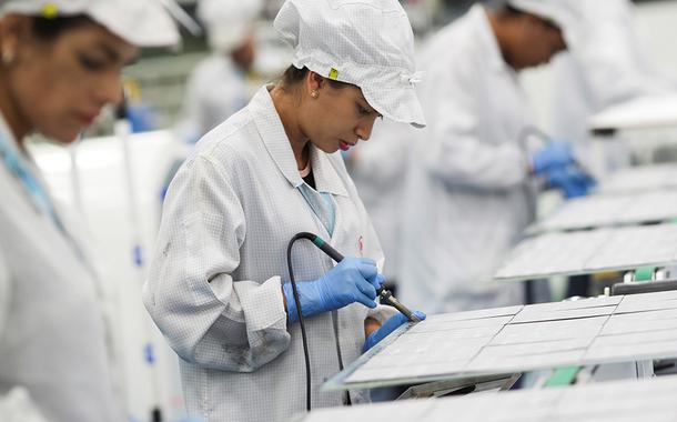 Funcionários trabalham em fábrica de paineis de energia solar em Campinas