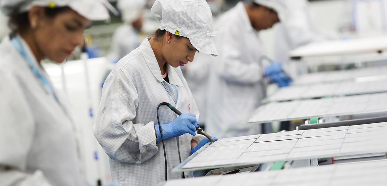 Funcionários trabalham em fábrica de paineis de energia solar em Campinas