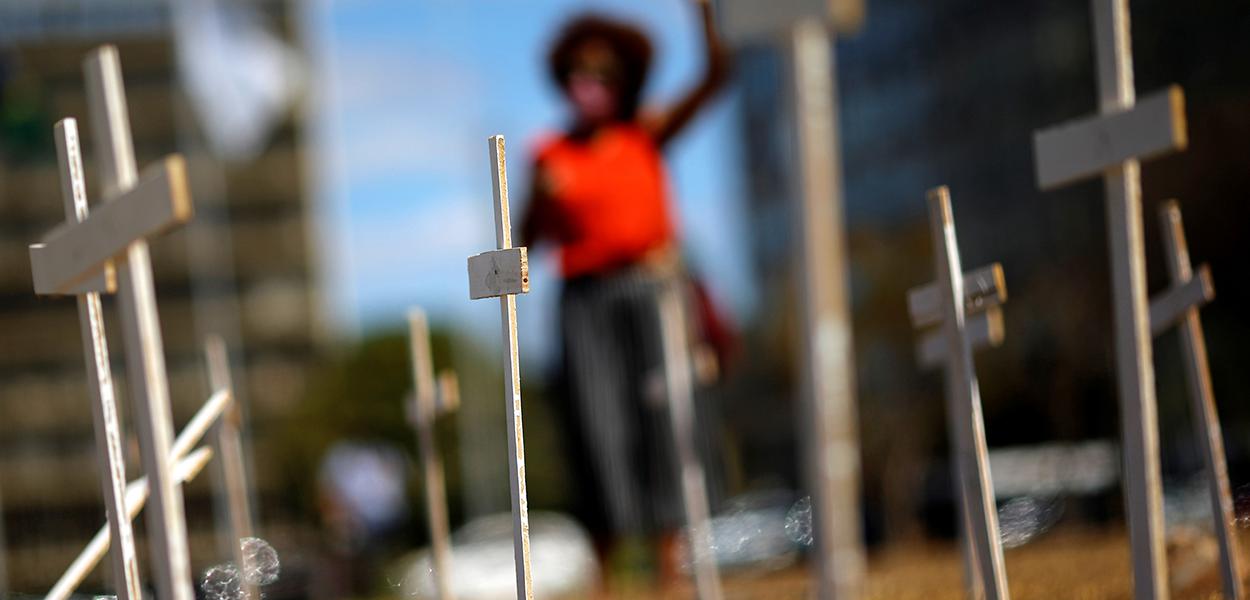 Cruzes colocadas em Brasília para marcar os mortos pela Covid-19 no Brasil 12/08/2020