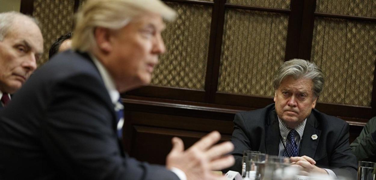 Trump está enfrentando um golpe, diz Bannon