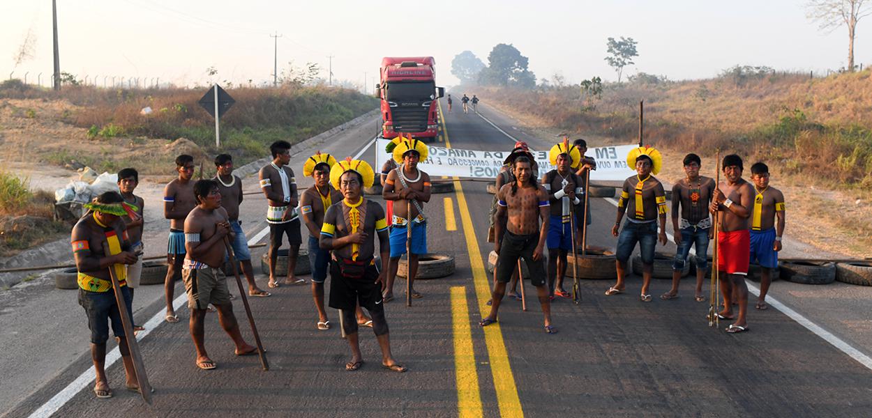 Índigenas em trecho da BR-163 em Novo Progresso (PA) 17/08/2020