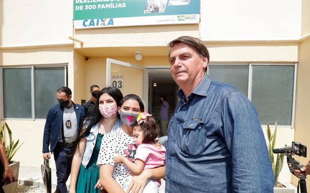 Jair Bolsonaro visita a unidade do Residencial Mossoró I da moradora Janaina Vieira Alves da Silva
