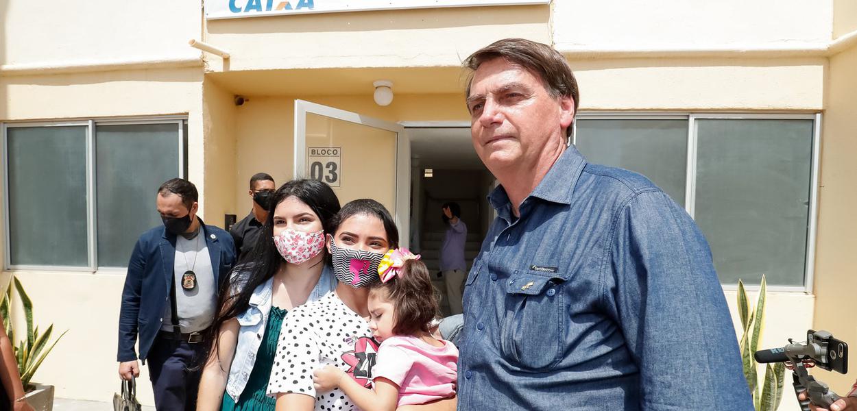 Jair Bolsonaro visita a unidade do Residencial Mossoró I da moradora Janaina Vieira Alves da Silva