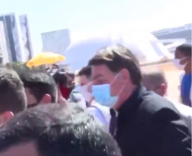 Momento em que Bolsonaro agride jornalista: 'encher sua boca de porrada'