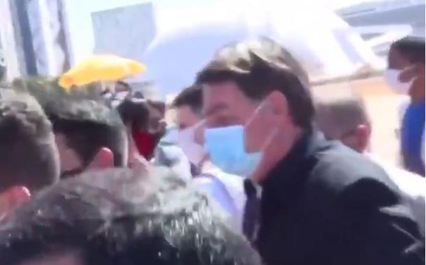 Momento em que Bolsonaro agride jornalista: 'encher sua boca de porrada'