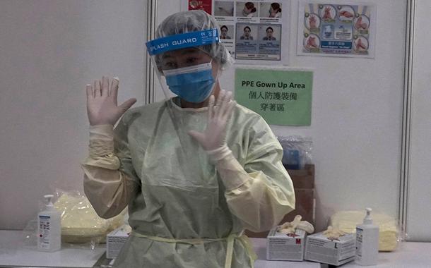 Funcionária de hospital de campanha para tratamento de pacientes com Covid-19 em Hong Kong