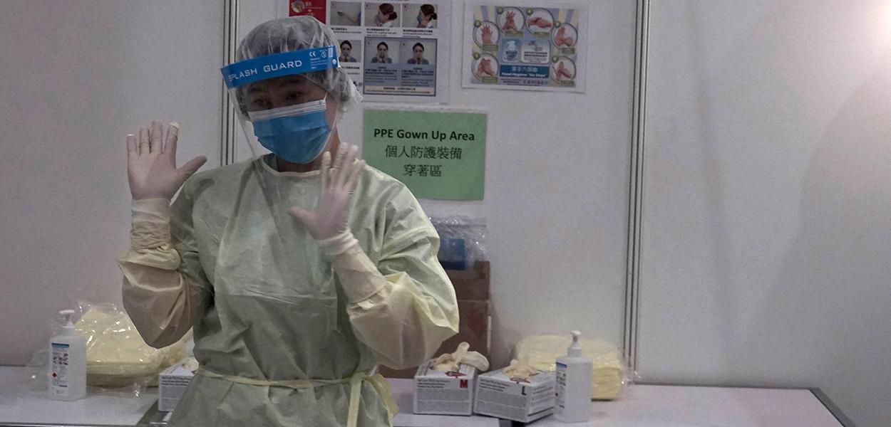 Funcionária de hospital de campanha para tratamento de pacientes com Covid-19 em Hong Kong