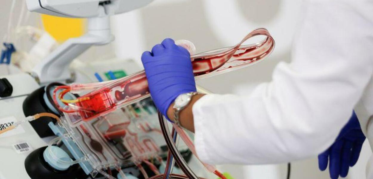 Agente de saúde recolhe plasma de paciente recuperada de Covid-19 em hospital de Seattle, EUA, em17/04/2020