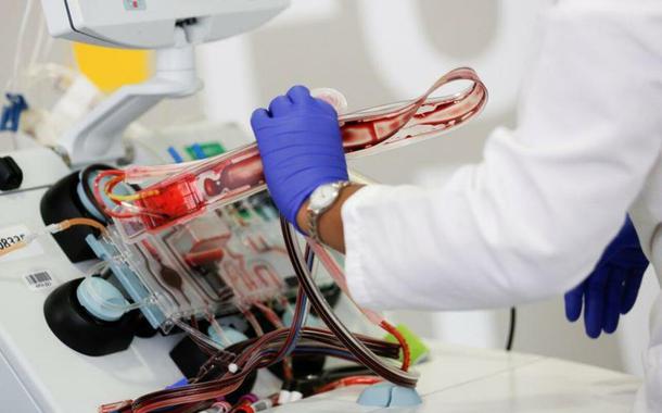 Agente de saúde recolhe plasma de paciente recuperada de Covid-19 em hospital de Seattle, EUA, em17/04/2020