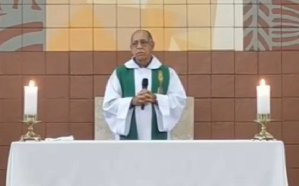 Padre pede a morte de fiéis