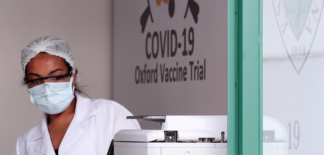 Funcionária na Universidade Federal de São Paulo (Unifesp) onde vacina Oxford/AstraZeneca contra Covid-19 está sendo testada