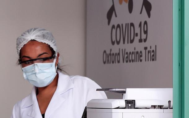 Funcionária na Universidade Federal de São Paulo (Unifesp) onde vacina Oxford/AstraZeneca contra Covid-19 está sendo testada