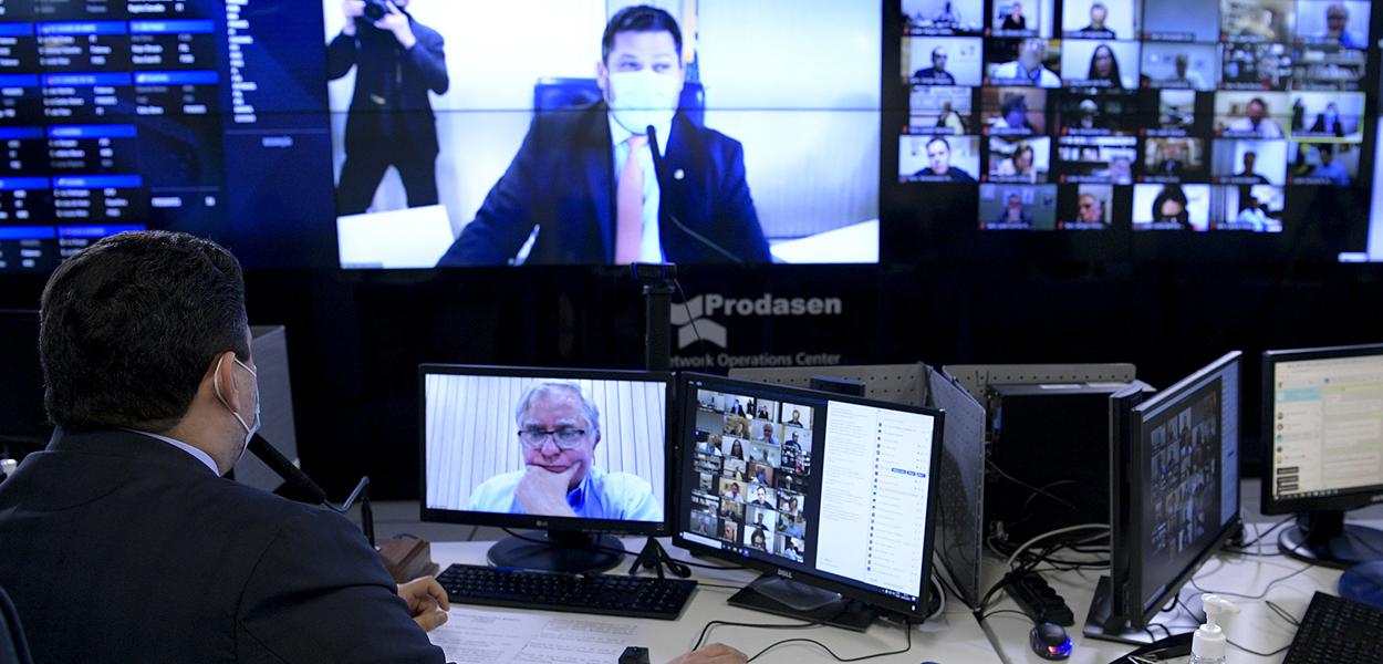 Sessão Deliberativa Remota (SDR) do Senado Federal realizada a partir da sala de controle da Secretaria de Tecnologia da Informação (Prodasen).