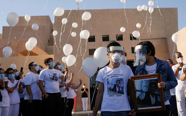 Familiares e profissionais de saúde prestam homenagem a enfermeira que morreu de Covid-19 em Ciudad Juarez, no México