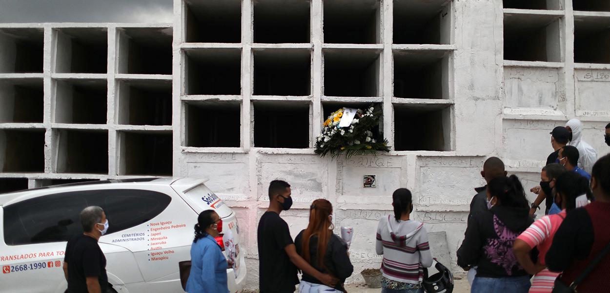 Familiares comparecem a enterro de homem que morreu vítima de Covid-19 em cemitério em Nova Iguaçu 20/08/2020