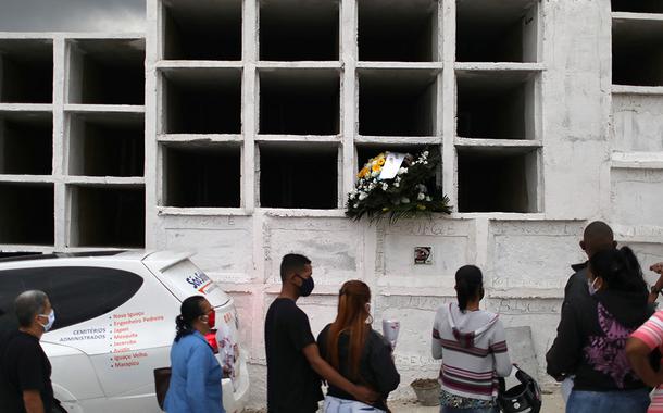 Familiares comparecem a enterro de homem que morreu vítima de Covid-19 em cemitério em Nova Iguaçu 20/08/2020