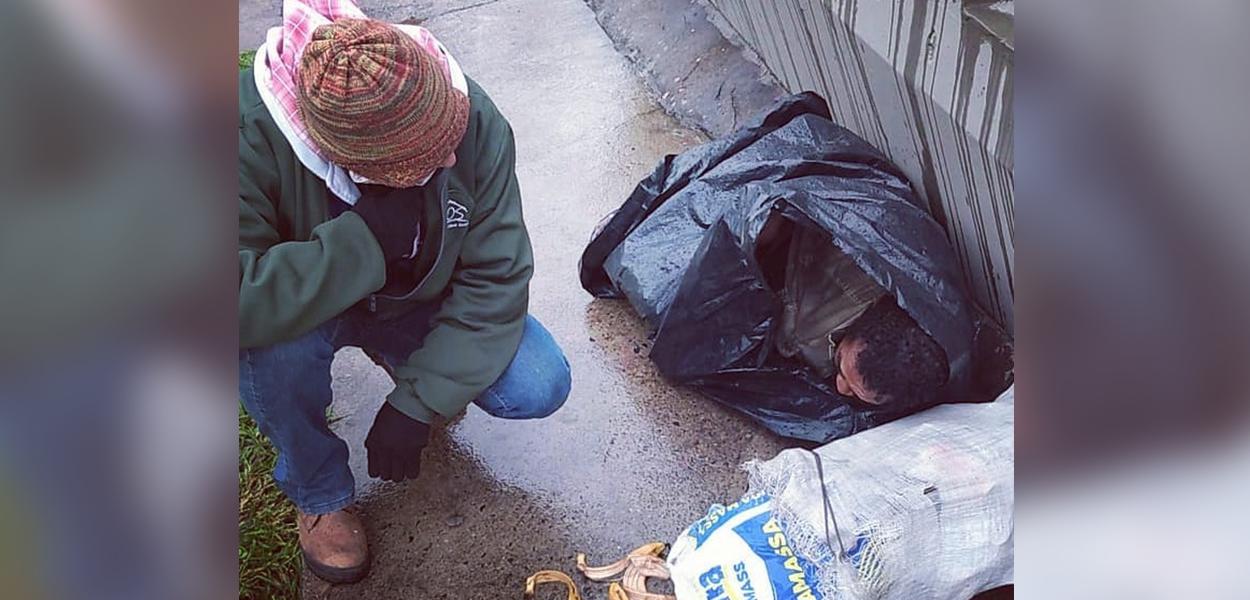 Sem teto é encontrado dormindo dentro de saco de lixo
