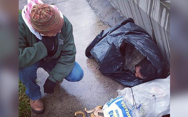 Sem teto é encontrado dormindo dentro de saco de lixo