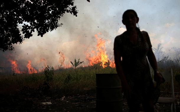 Incêndio na floresta amazônica se aproxima da casa de Miraceli de Oliveira, no interior de Rondônia