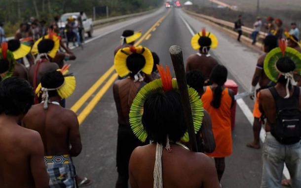 Indígenas kayapó bloqueiam a BR-163 em Novo Progresso, no Pará