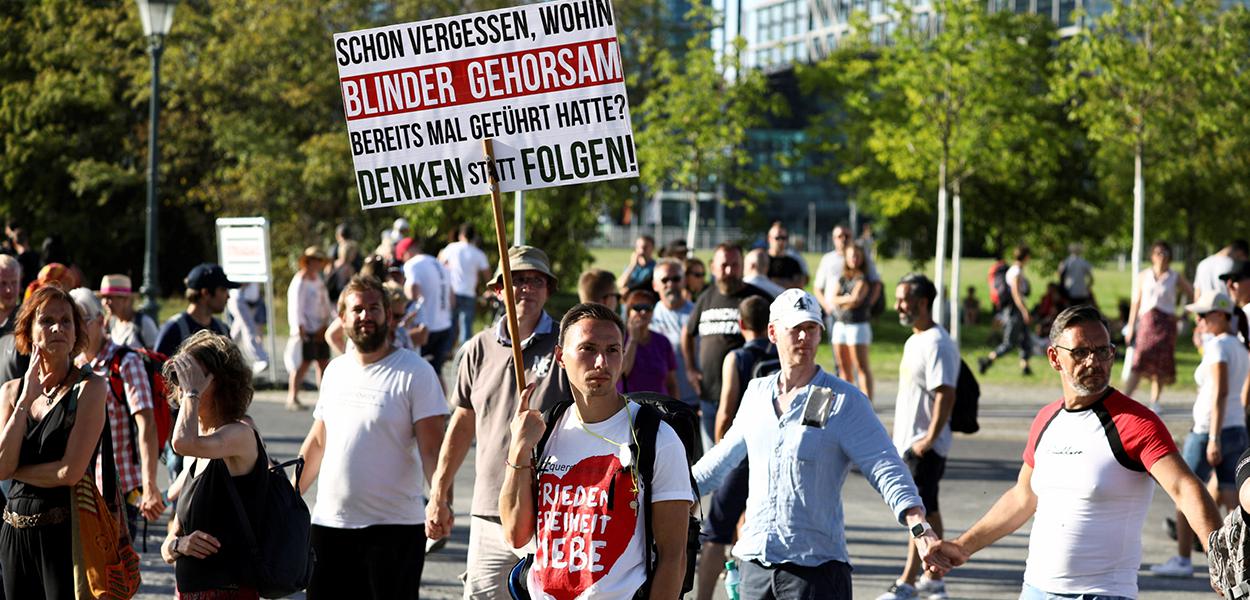 Manifestação em Berlim contra restrições impostas pelo governo para conter o coronavírus