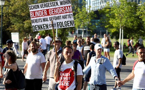 Manifestação em Berlim contra restrições impostas pelo governo para conter o coronavírus