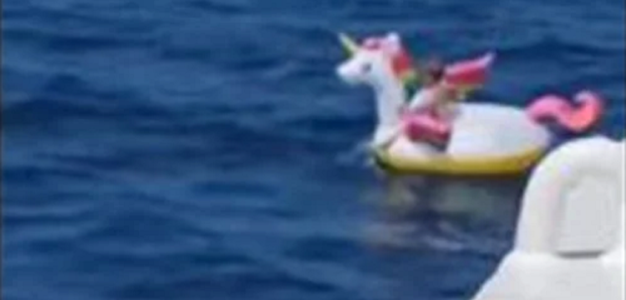 Criança é encontrada em alto mar em boia