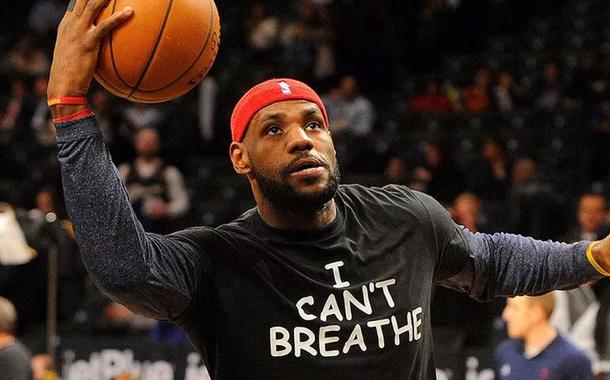 LeBron James com camiseta "I can't breathe" (não consigo respirar), frase que virou símbolo da luta contra a repressão policial aos negros