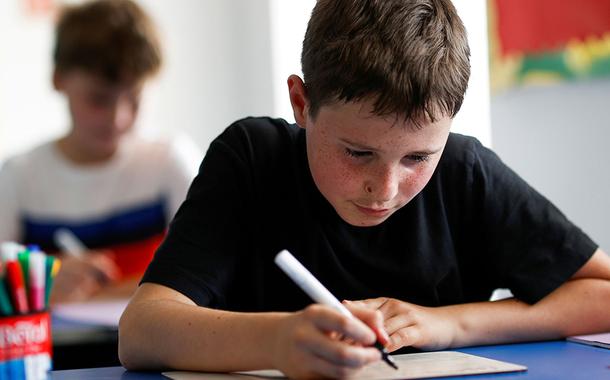 Criança em sala de aula em Watlington, no Reino Unido, em meio à pandemia de Covid-19