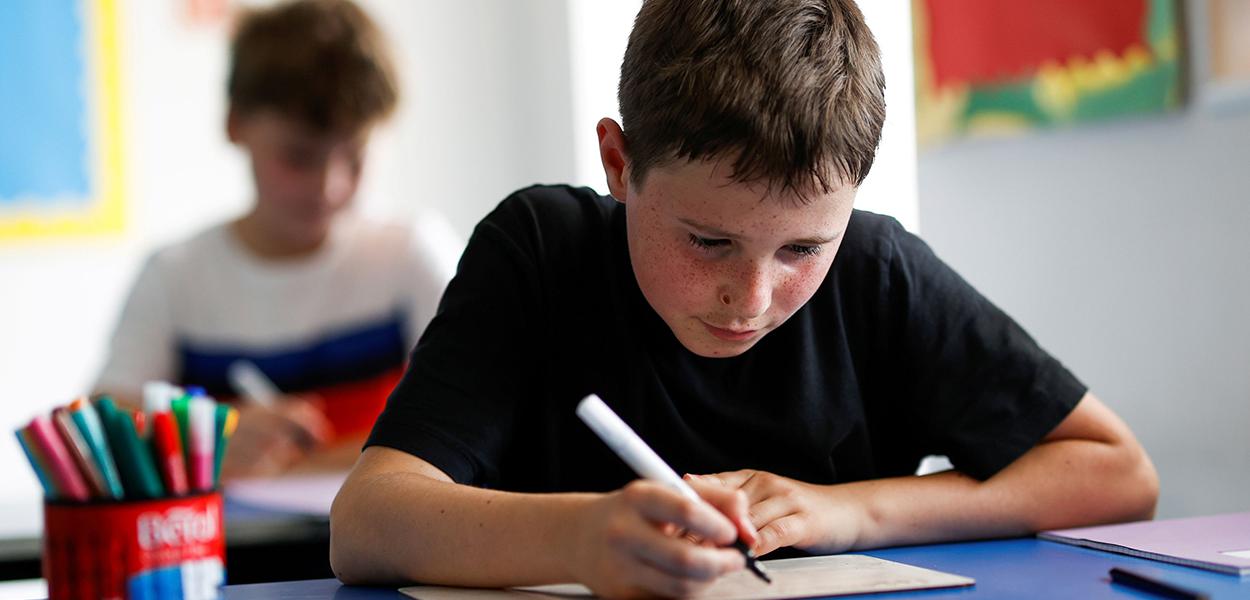Criança em sala de aula em Watlington, no Reino Unido, em meio à pandemia de Covid-19