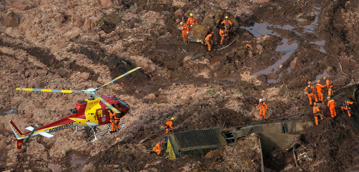 Bombeiros trabalham no resgate de vítimas em Brumadinho