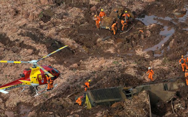 Bombeiros trabalham no resgate de vítimas em Brumadinho